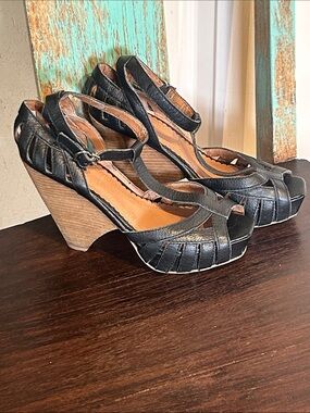 Vintage Lucky Brand Peekaboo Toe Black Strappy Wedge Sandals
